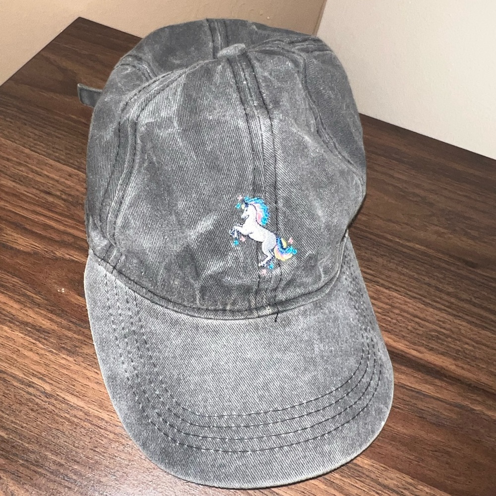 Gray hat with unicorn